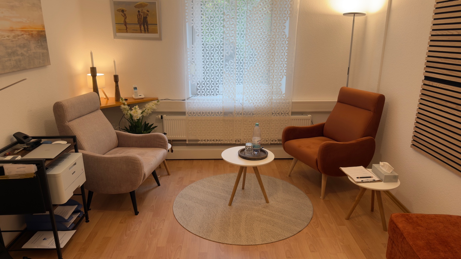 Praxisraum mit Ledersessel in der Friedrichstraße 45 in Paderborn